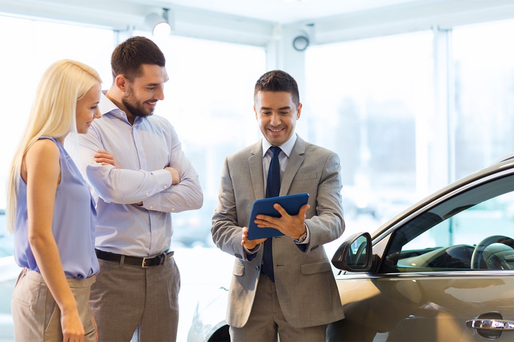 VIN23-0121_Sales-Marketing_Forward-Thinking-Dealership_Blog-Image_1254x836_v1